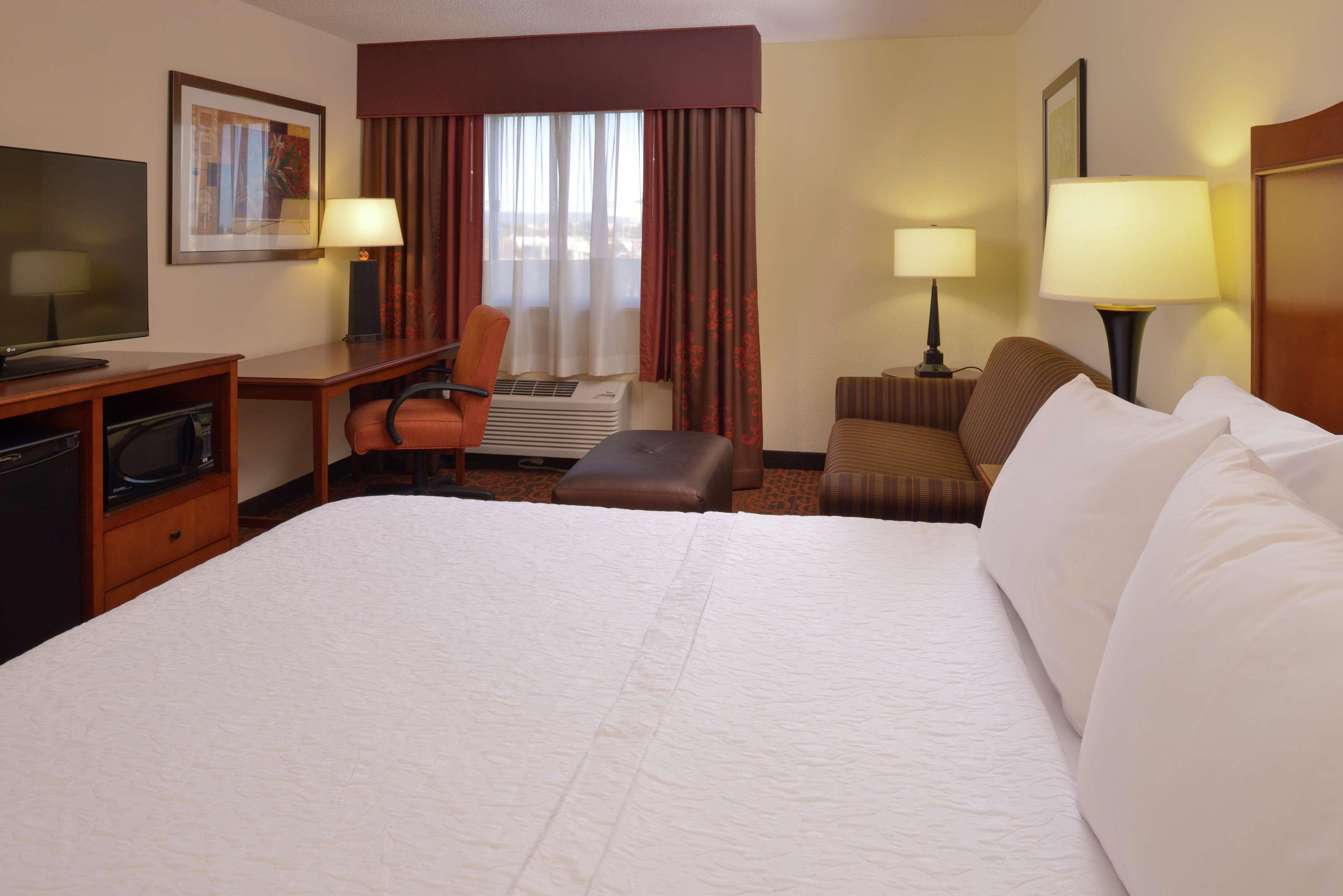 Hampton Inn Frederick Exterior photo