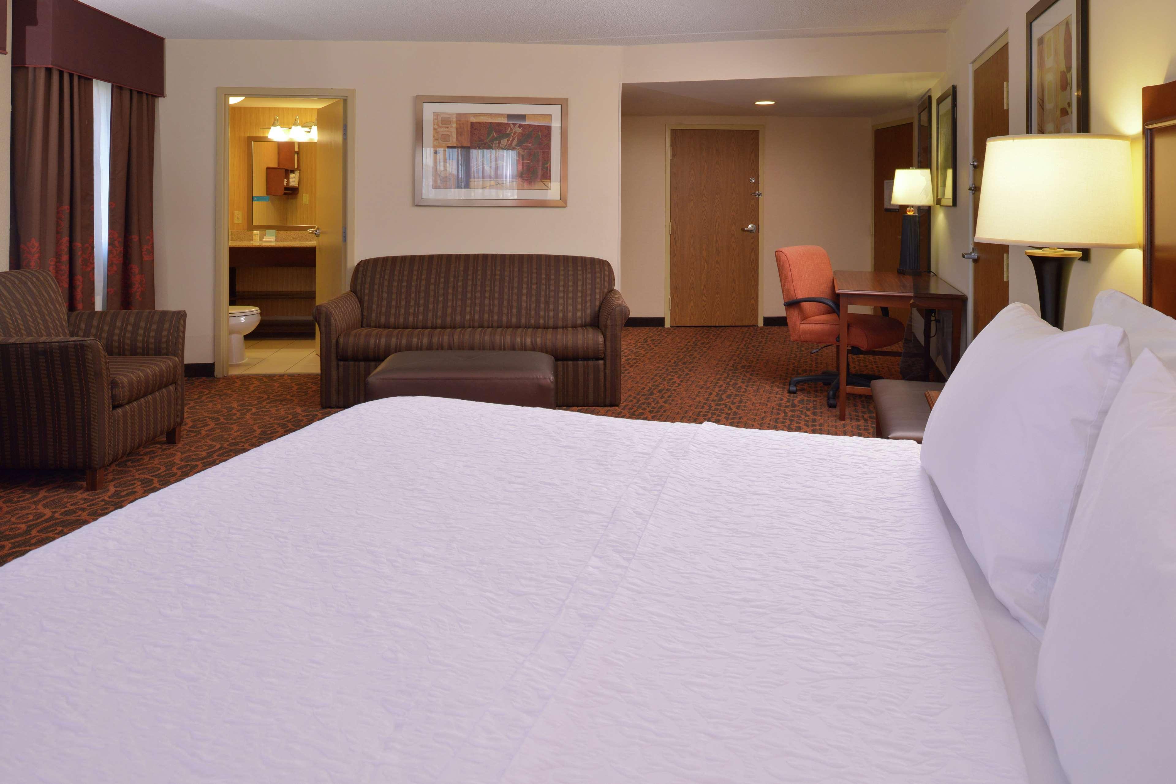 Hampton Inn Frederick Exterior photo