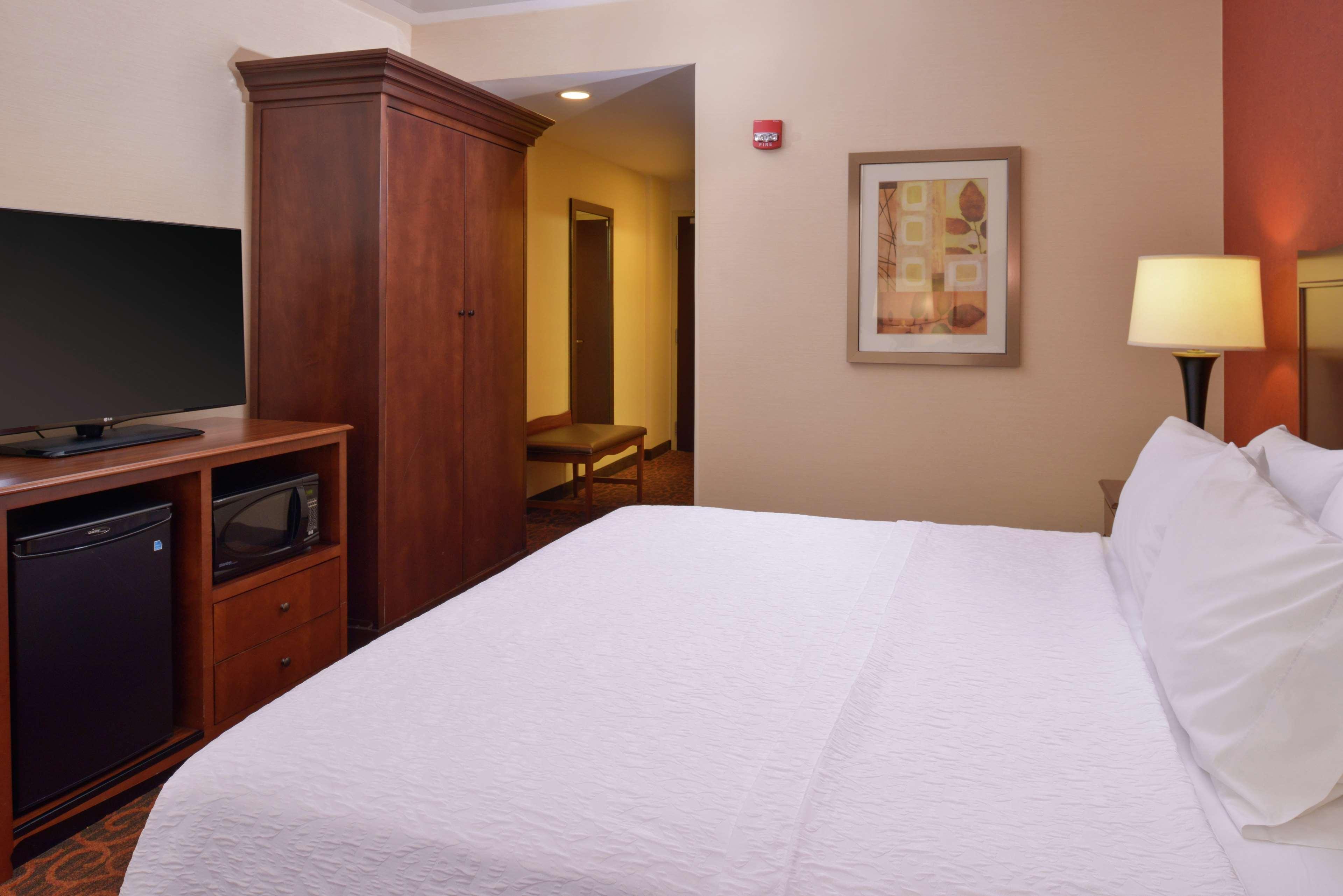 Hampton Inn Frederick Exterior photo