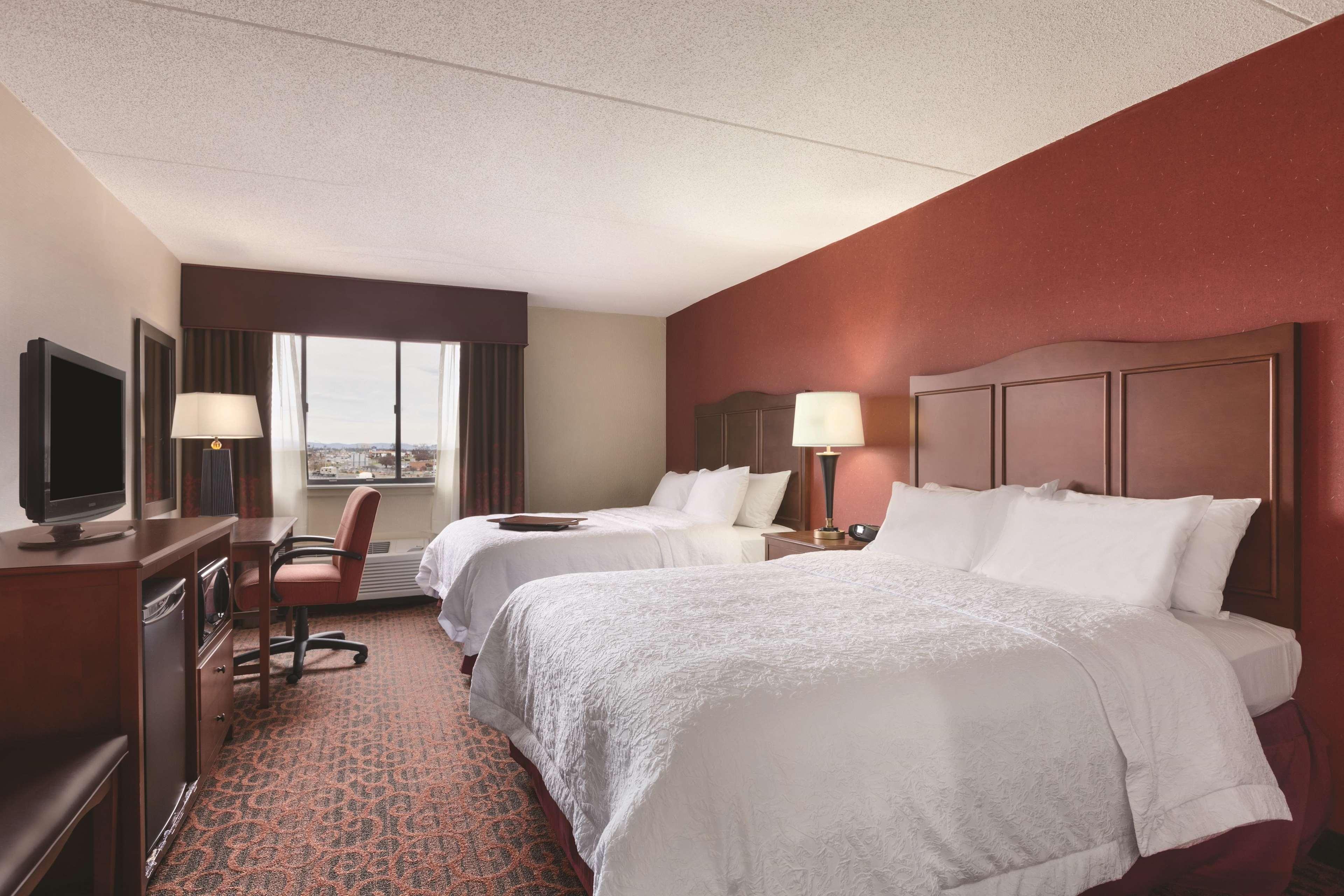 Hampton Inn Frederick Exterior photo