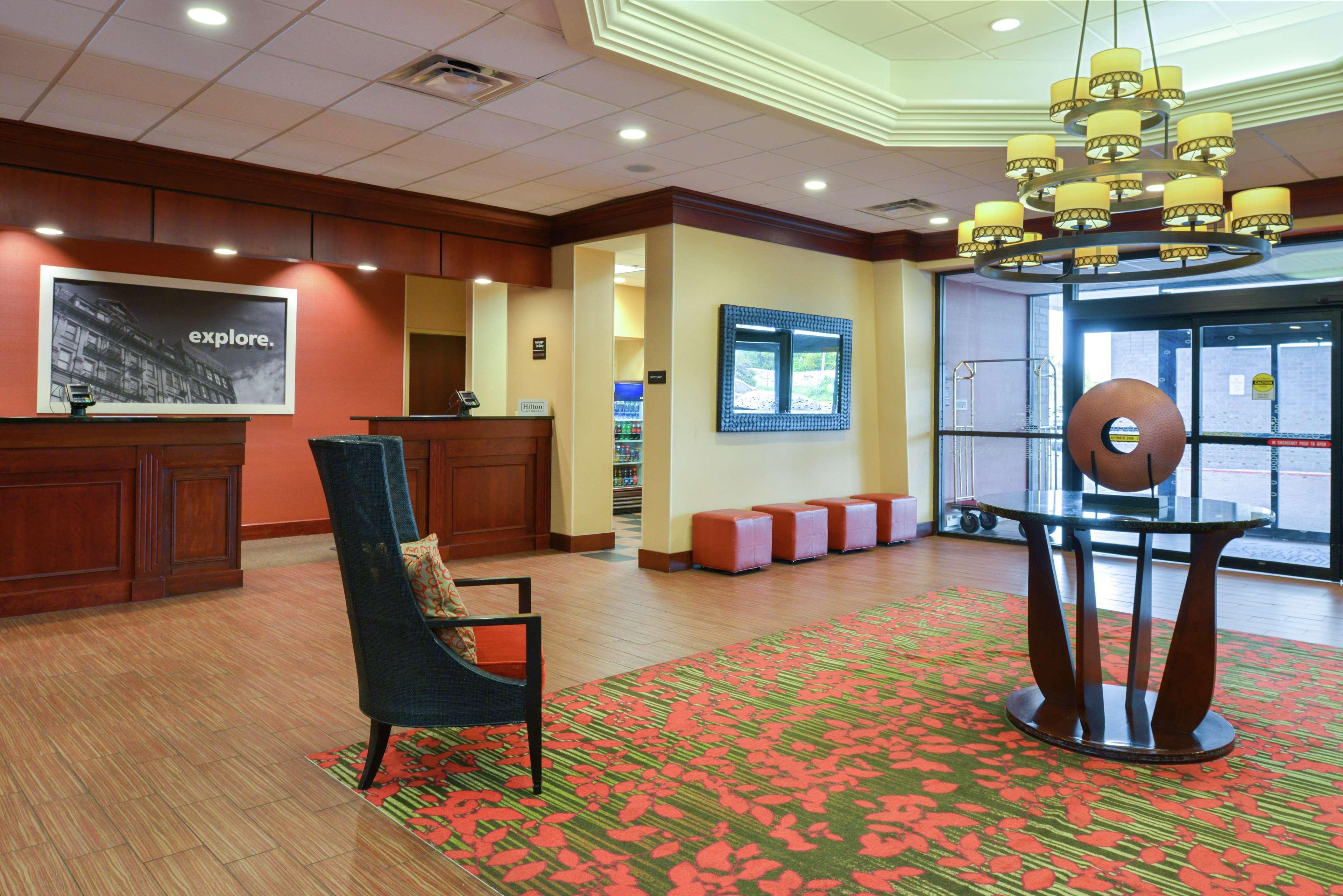Hampton Inn Frederick Exterior photo