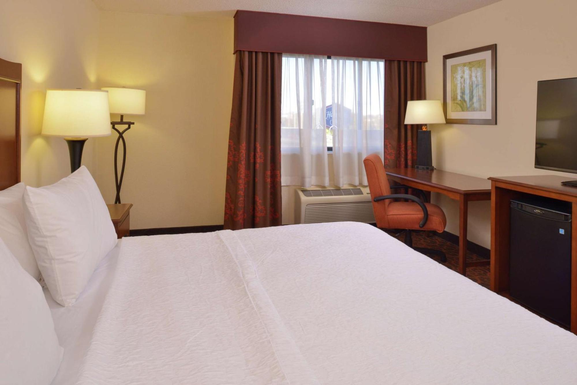 Hampton Inn Frederick Exterior photo